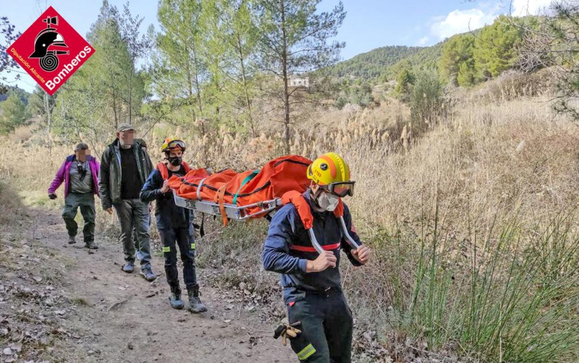 Los bomberos rescatan a una mujer tras sufrir una posible fractura del tobillo mientras caminaba por la senda entre la Font del Quinzet y el Racó de Sant Bonaventura en Alcoy.