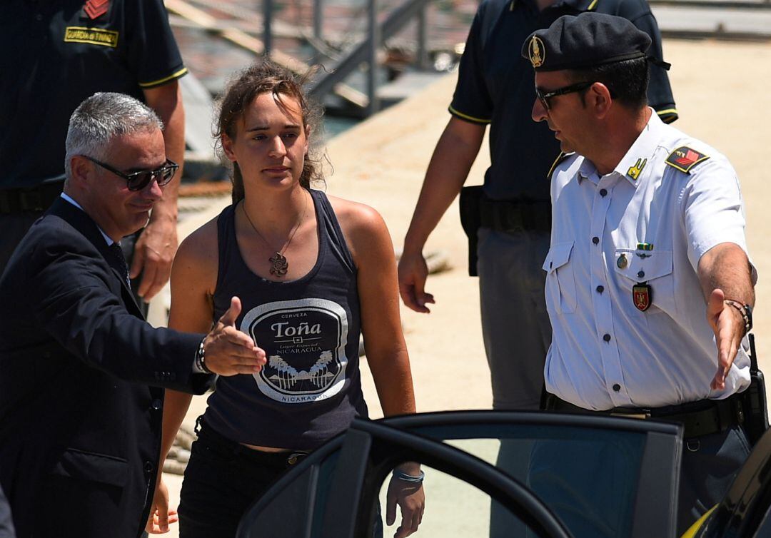 Carola Rackete el pasado 6 de julio cuando fue detenida por la policía aduanera italiana