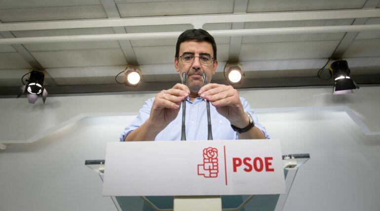 El portavoz de la Gestora del PSOE, Mario Jiménez, durante la rueda de prensa que ha ofrecido en Madrid 