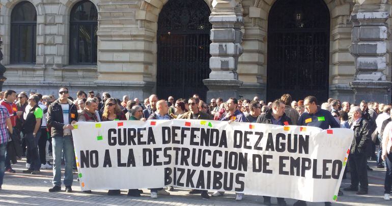 Los trabajadores de Bizkaibus se concentran frente a la Diputación Foral de Bizkaia