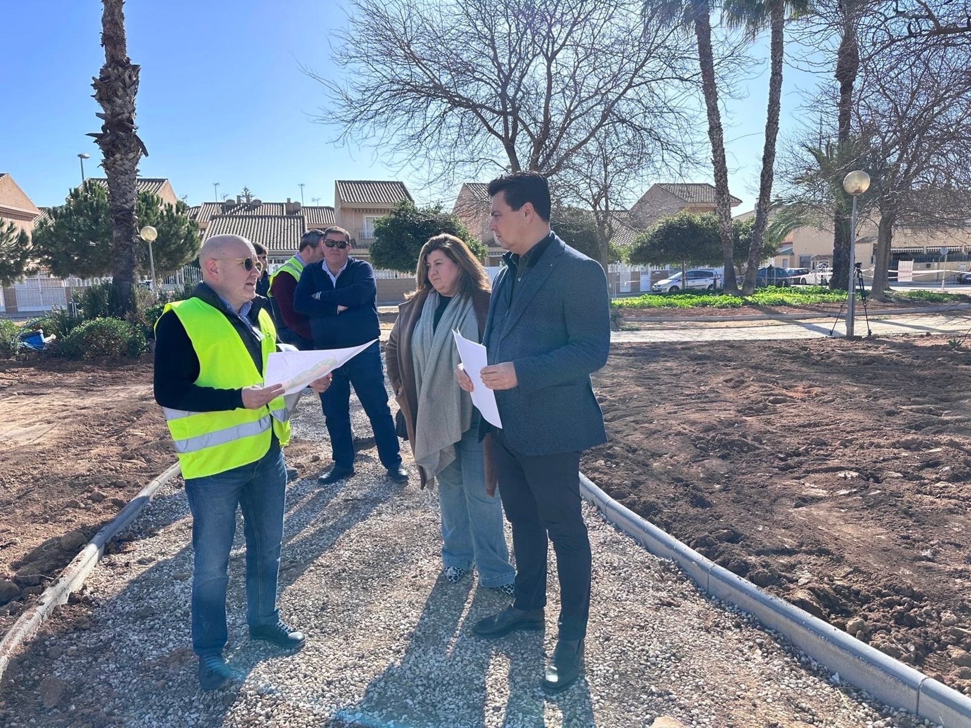 El alcalde, José Miguel Luengo, y la concejala de Servicios Comunitarios, María Dolores Ruiz, han visitado este miércoles las obras en el nuevo parque