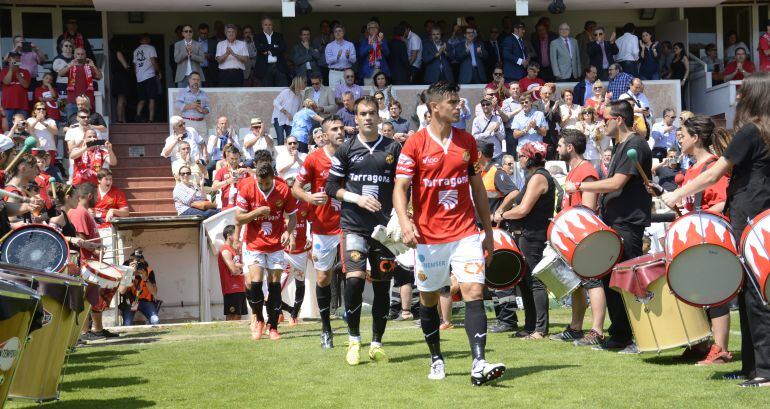 Els jugadors del Nàstic salten a la gespa en el partit de tornada del play-off d'ascens a Segona Divisió.