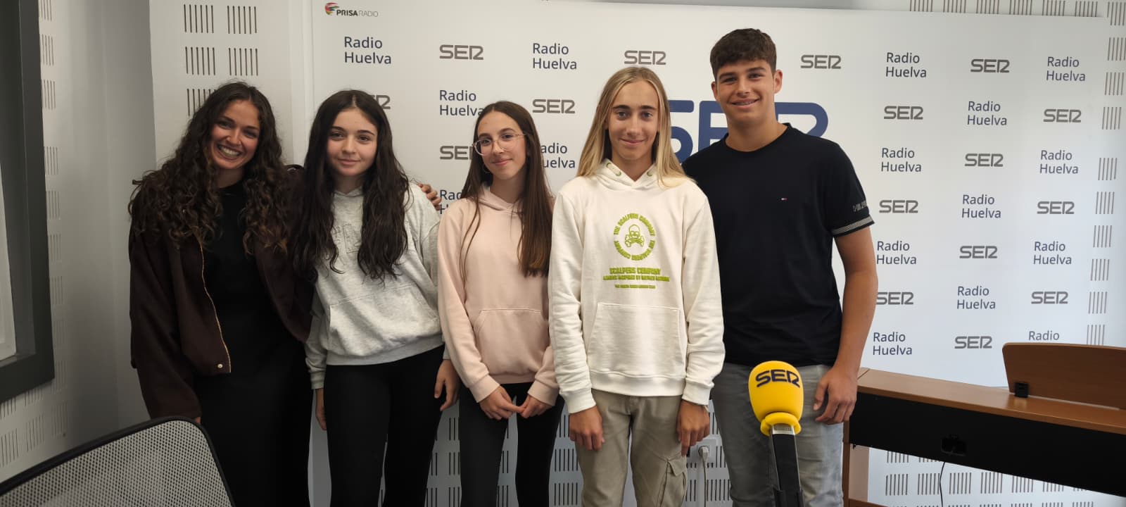 Enrique, Antonio, Mónica y Sofia, cuatro pianistas onubenses acompañados de su profersora Emilia Jiménez