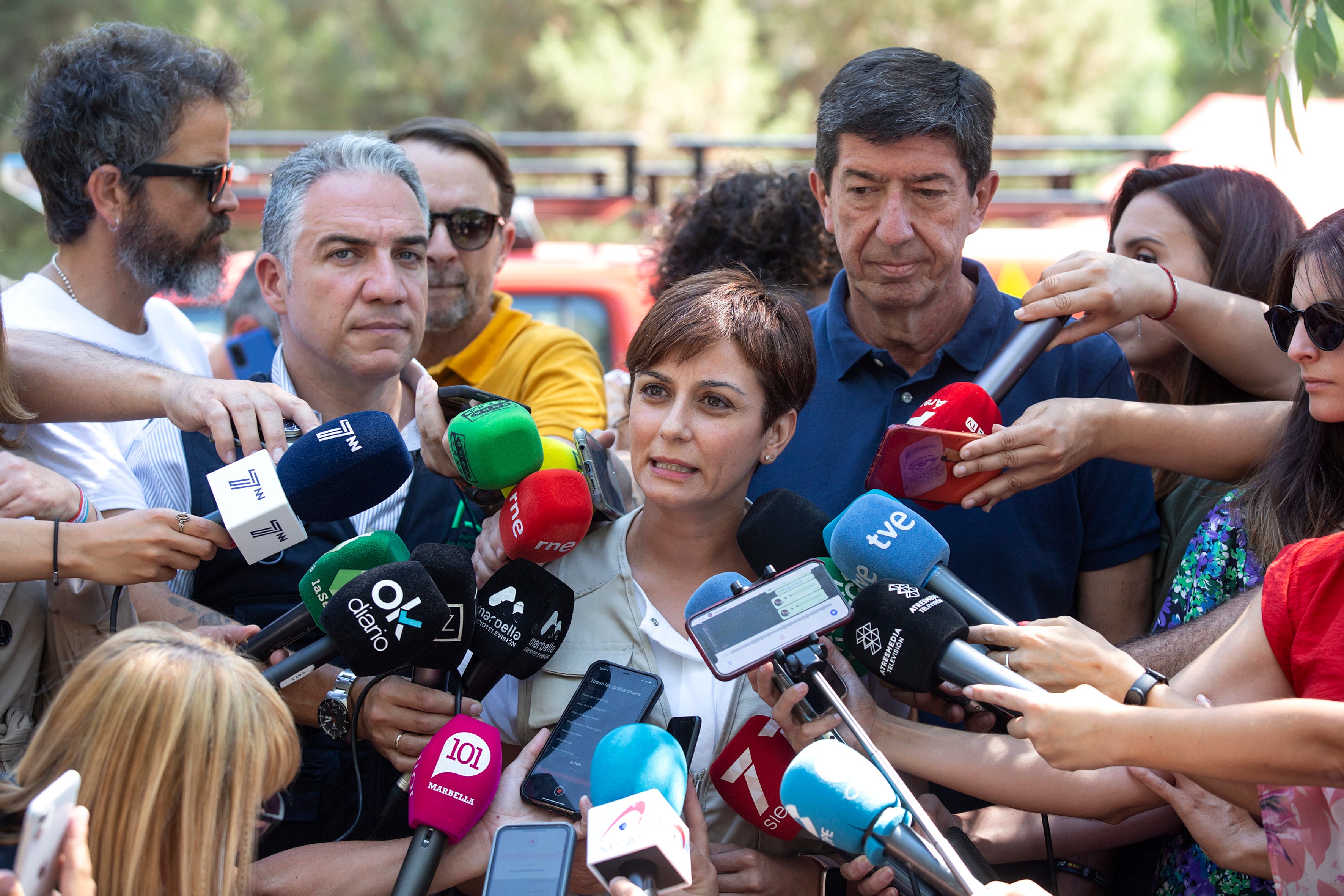 BENAHAVÍS (MÁLAGA), 09/06/2022.- La ministra de Política Territorial y portavoz del Gobierno, Isabel Rodríguez, ha mandado un mensaje de tranquilidad a los vecinos desalojados en la madrugada de este jueves en el incendio de Pujerra (Málaga) y ha destacado la cooperación entre las diferentes administraciones, hoy jueves desde el puesto de mando de la localidad malagueña de Benahavís. EFE/Daniel Pérez
