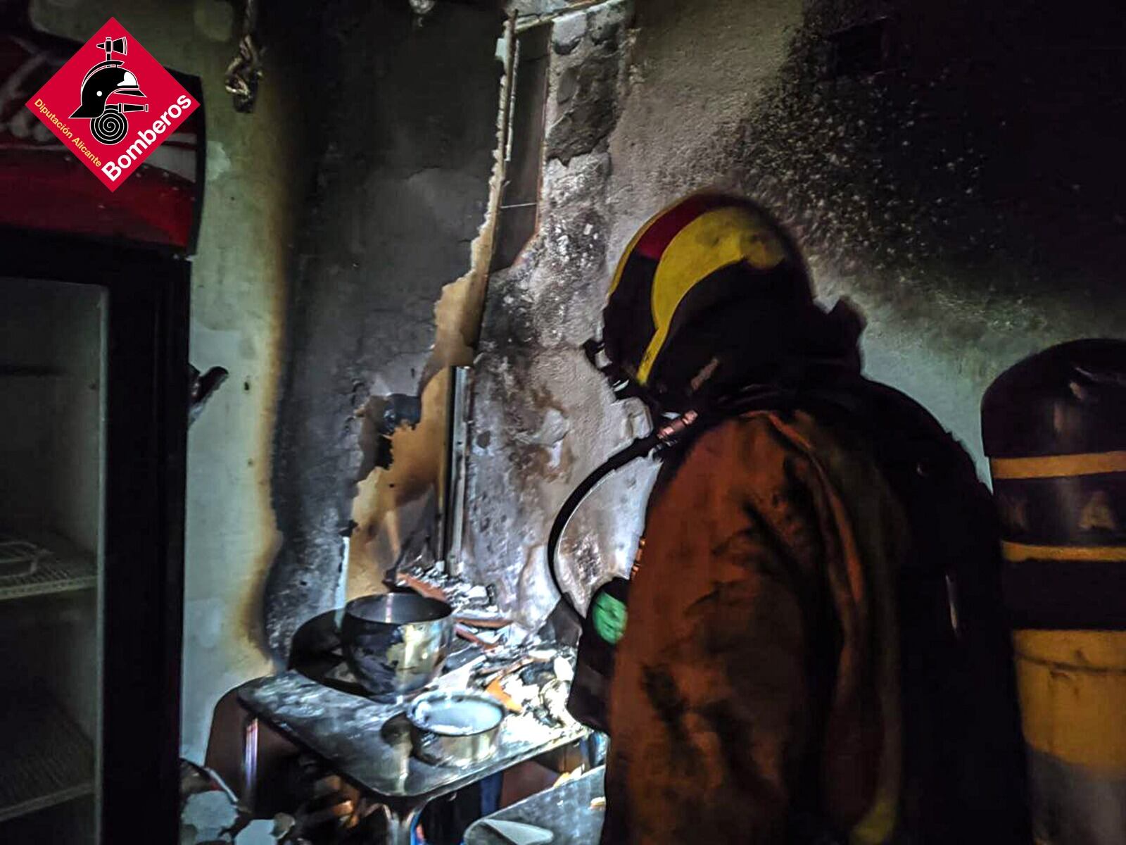 Imagen de los bomberos actuando en las labores de extinción