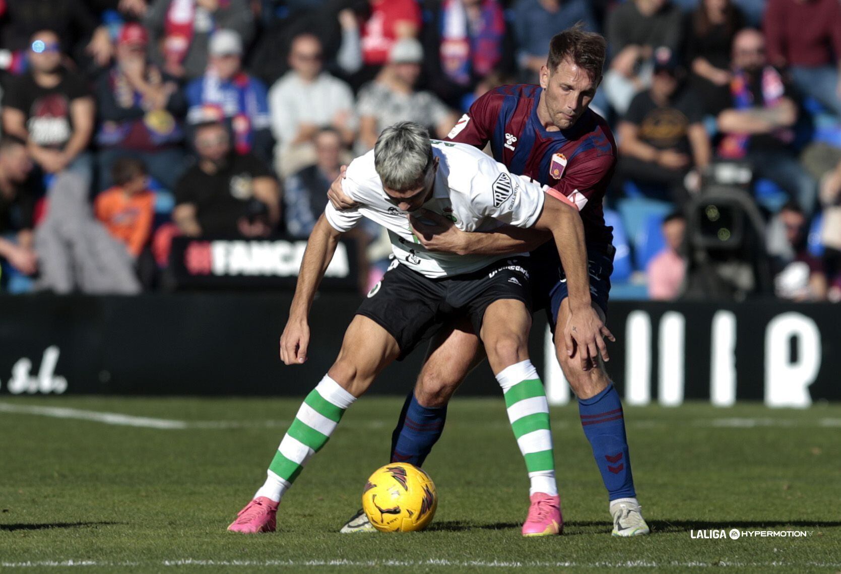 Arana, delantero del Racing, contra el Eldense.