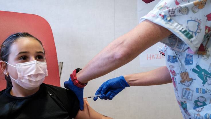 Reciben la vacuna pediátrica contra el coronavirus los primeros 71 niños de entre 9 y 11 años de las Pitiusas