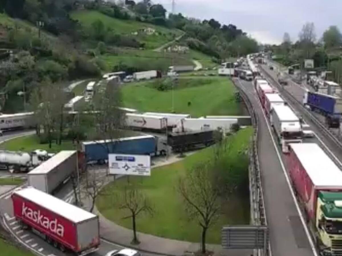 Retenciones de hasta once kilómetros en la frontera de Irun