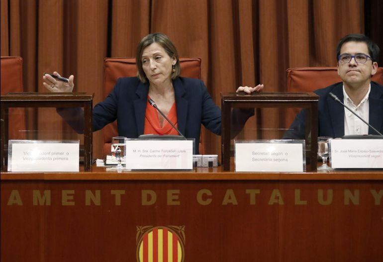 La presidenta del Parlament, de Cataluña, Carme Forcadell, acompañada por el vicepresidente segundo Jose María Espejo-Saavedra,d., durante la votación para elegir vicepresidencia primera y la secretaría segunda, a fin de suplir los cargos que habían queda