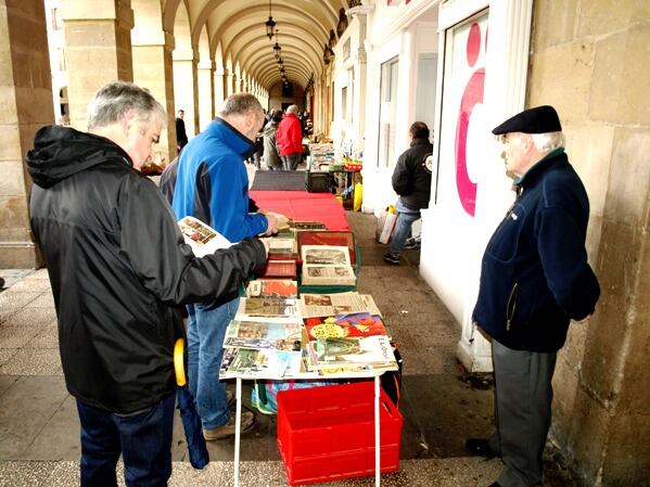 El mercado de los domingos de la Plaza de España