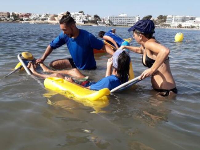 Imagen de uno de los usuarios del programa con los voluntarios