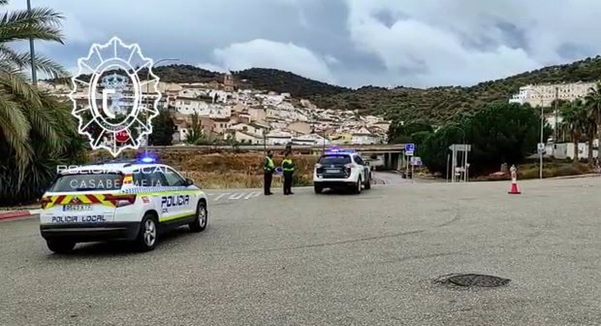 Los efectivos de la policía municipal de Casabermeja tras el suceso