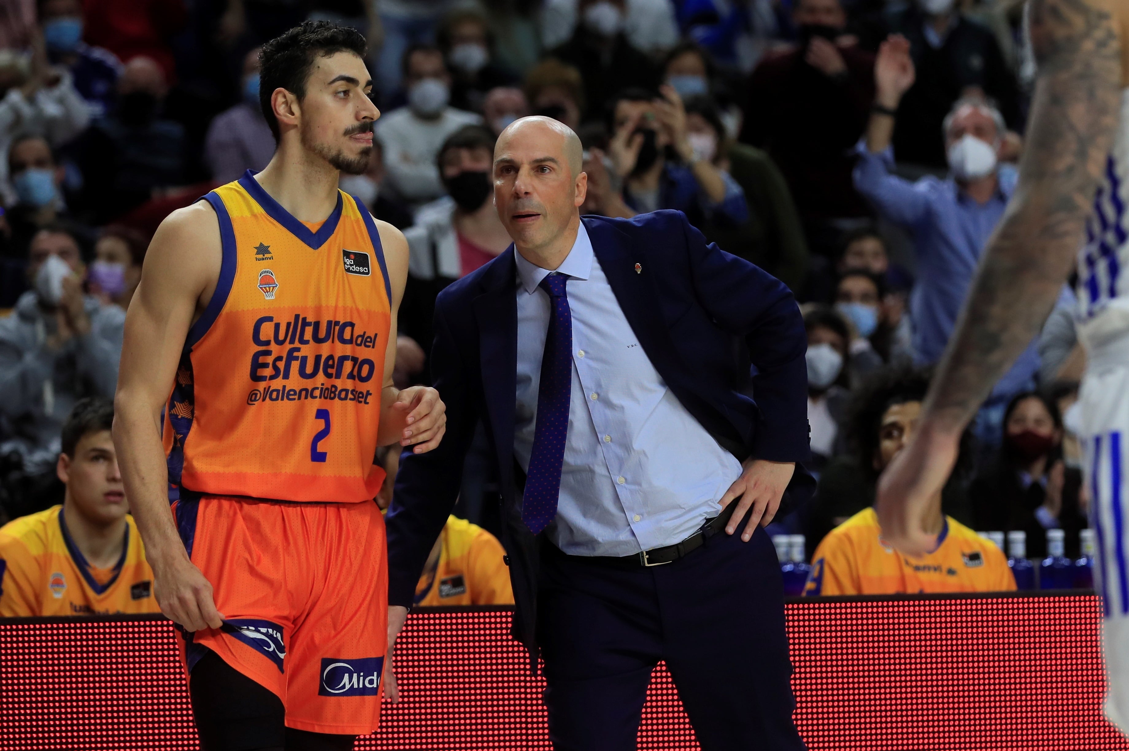 MADRID, 06/02/2022.- El entrenador del Valencia Basket, Joan Peñarroya (d), conversa con josep Puerto, durante el partido de la Liga ACB de baloncesto ante el Real Madrid que disputan este domingo en el WiZink Center. EFE/Fernando Alvarado
