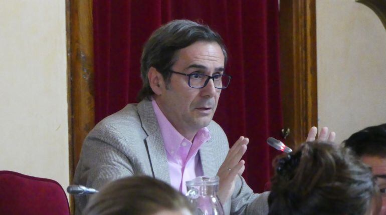 Enrique Rozas habla de dejadez por parte del gobierno de Lugo en cuanto al cuidado de las piscinas de Frigsa