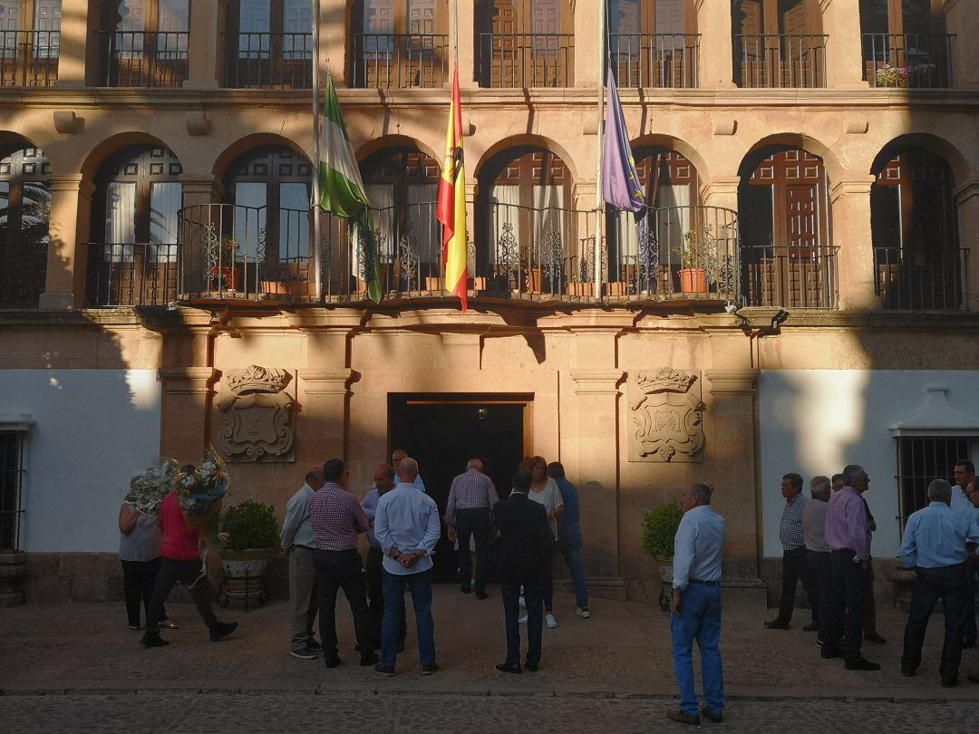 Las banderas del Ayuntamiento de Ronda ondean a media asta en señal de duelo