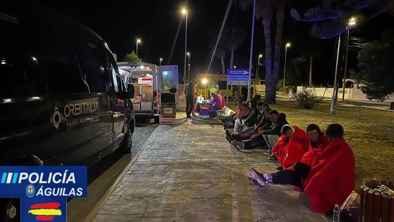 Varias personas llegan en patera a las costas de Águilas