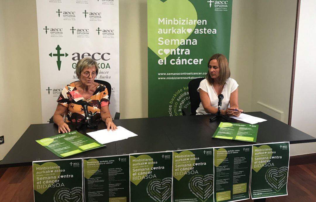 La presidenta de AECC en el Bidasoa Gemma Landache y Oihana Palacin, trabajadora social de la asociación.