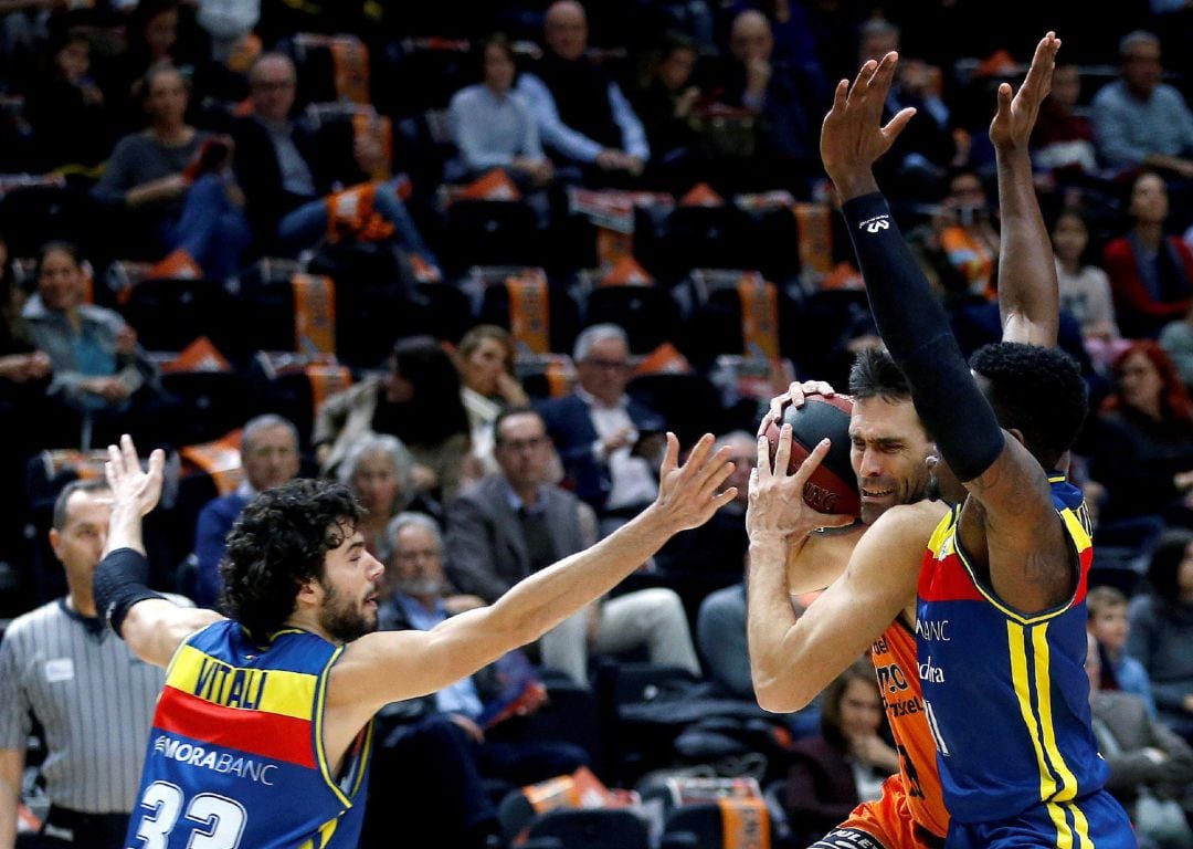 El jugador del Valencia Basket Club Fernando San Emeterio (c), y los jugadores del Morabanc Andorra Michele Vitali y Ennis Dylan (d), durante el partido de la Liga Endesa que se disputa en el Pabellón Fuente de San Luís de Valencia.