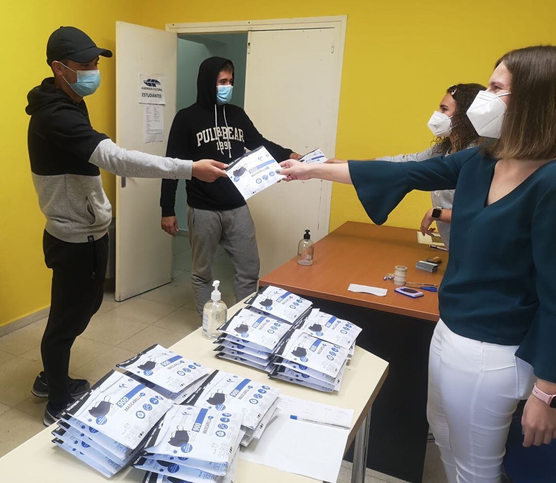 Estudiantes de la Asociación Alborada Cultural reciben paquetes de mascarillas