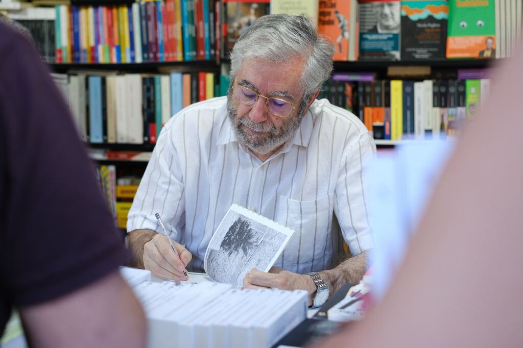 Antonio Muñoz Molina firma en la Feria del Libro de Madrid