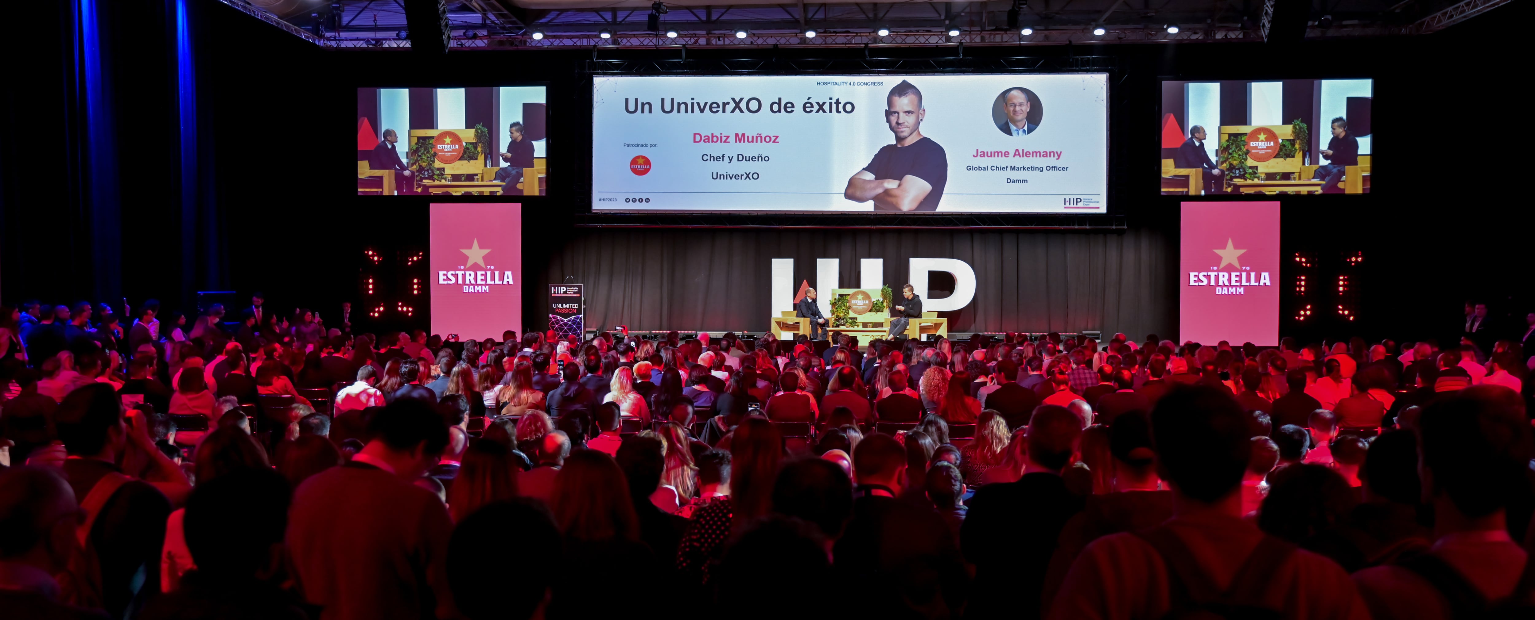 El chef Dabiz Muñoz, con el auditorio abarrotado, durante su charla en HIP.