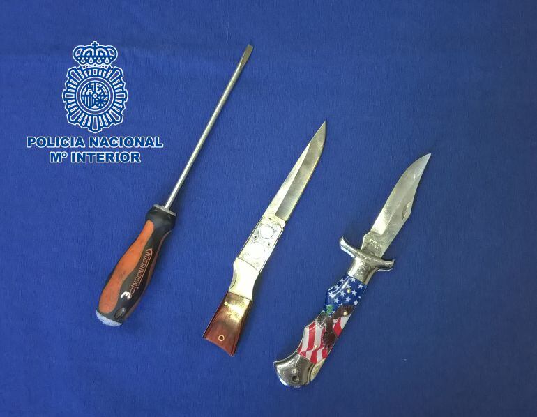 Navajas y destornillador que portaba el arrestado que amenazó de muerte a la joven en la celebración del bautizo