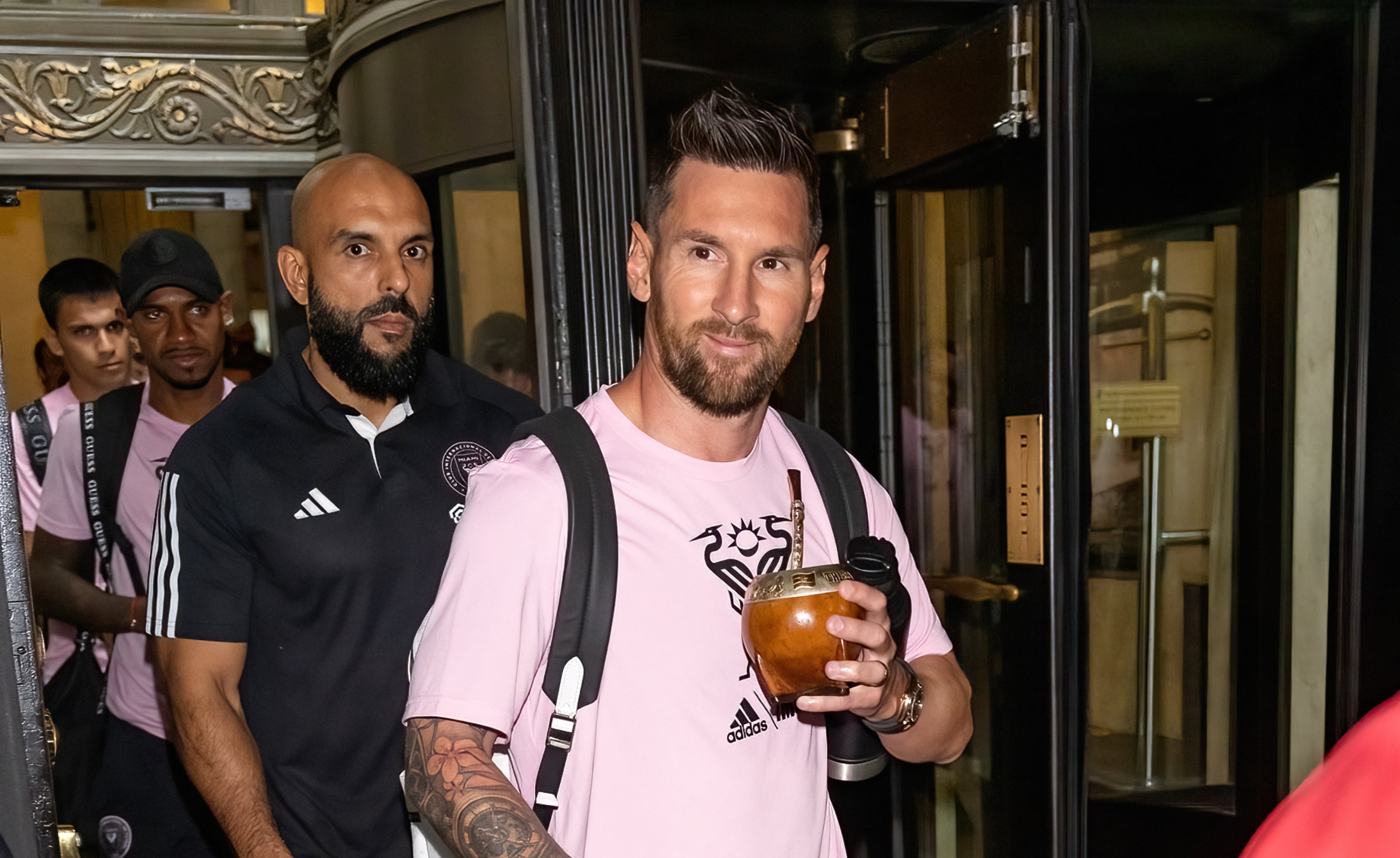 Leo Messi y su guardaespaldas en la previa de un partido del Inter Miami