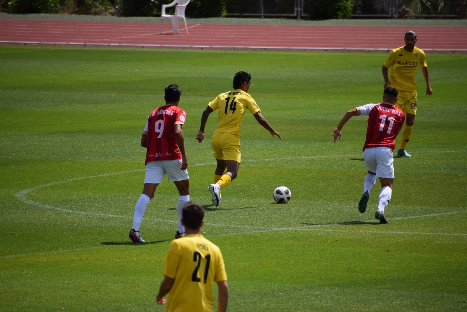 Cesar Moreno controla el balón ante la mirada de Más y Sánchez, jugadores de Ibiza Pitusas