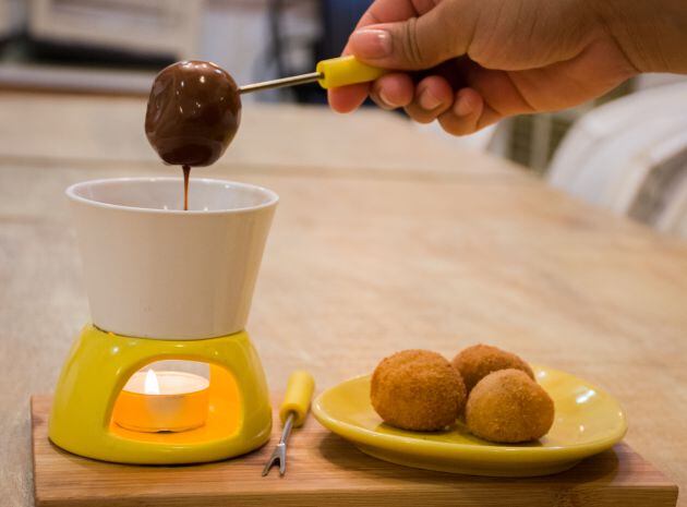 Croquetas de madalenas con &#039;fondue&#039; de chocolate.