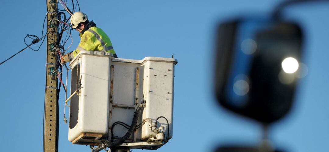 Un técnico (real) de electricidad trabajando