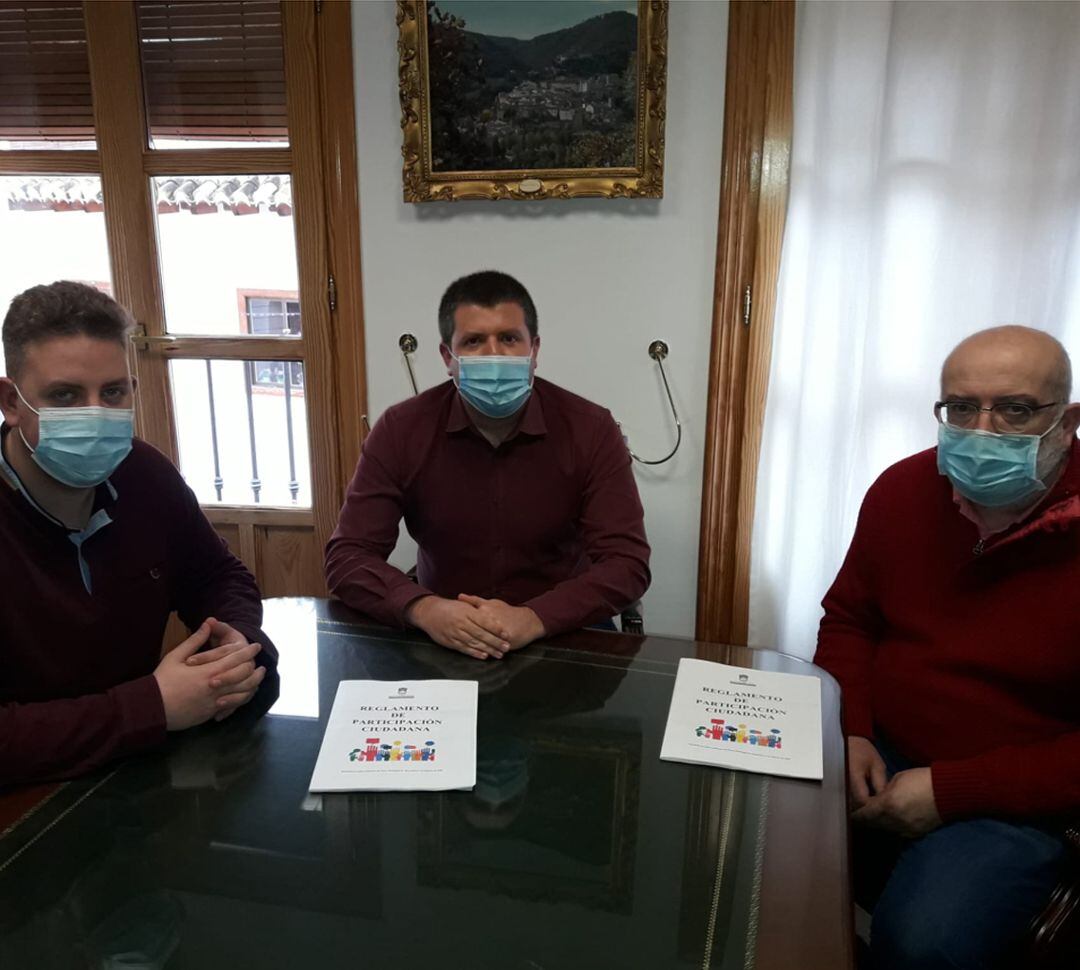 El concejal de Igualdad, el alcalde y el concejal de Bienestar Social de Monachil (Granada) presentan el nuevo Reglamento de Participación Ciudadana aprobado por el Ayuntamiento de esta localidad granadina 