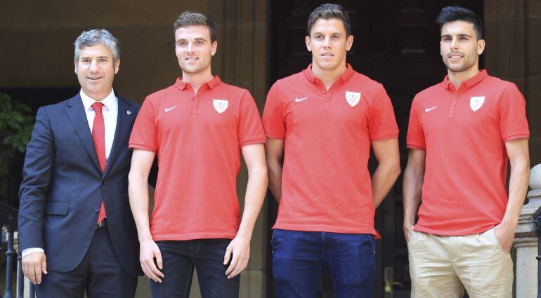 GRA161.BILBAO, 01/07/2015.- El presidente de la entidad Josu Urrutia con los nuevos jugadores del Athleticd e Bilbao, Javier Eraso, Gorka Elustondo y Eneko Bóvedaque (i a d) en la presentación donde llegan libres tras acabar sus contratos. EFE/LUIS TEJIDO