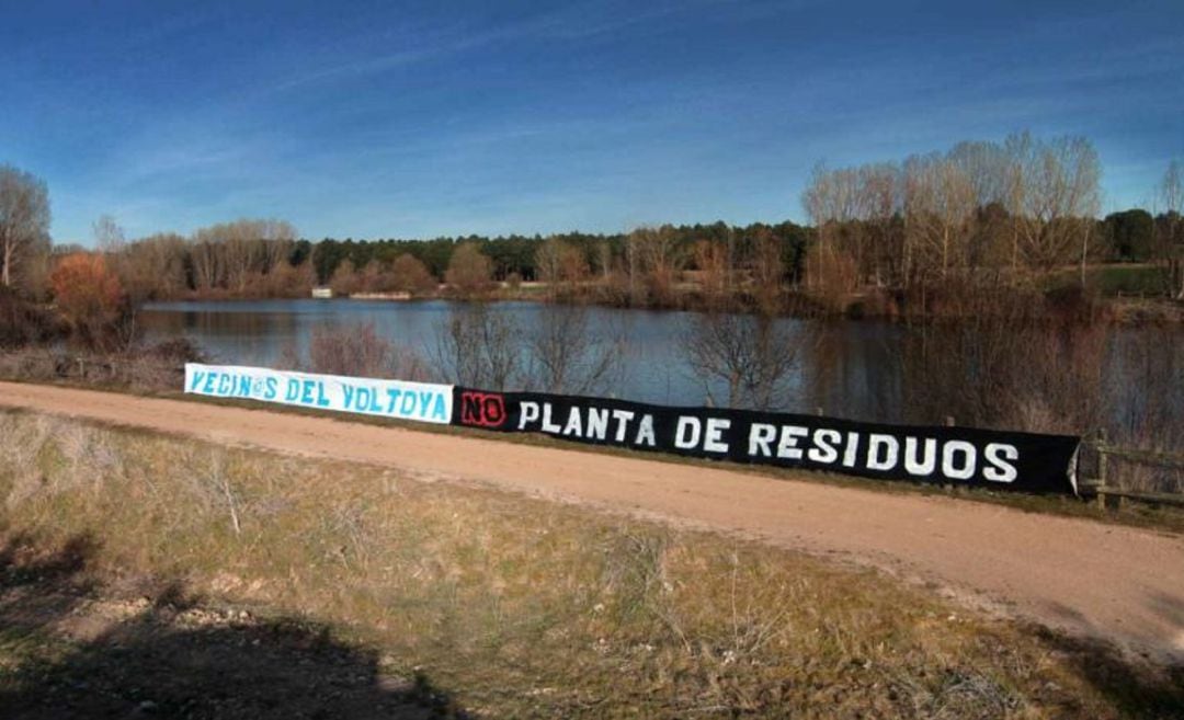 Pancartas contra la planta de residuos