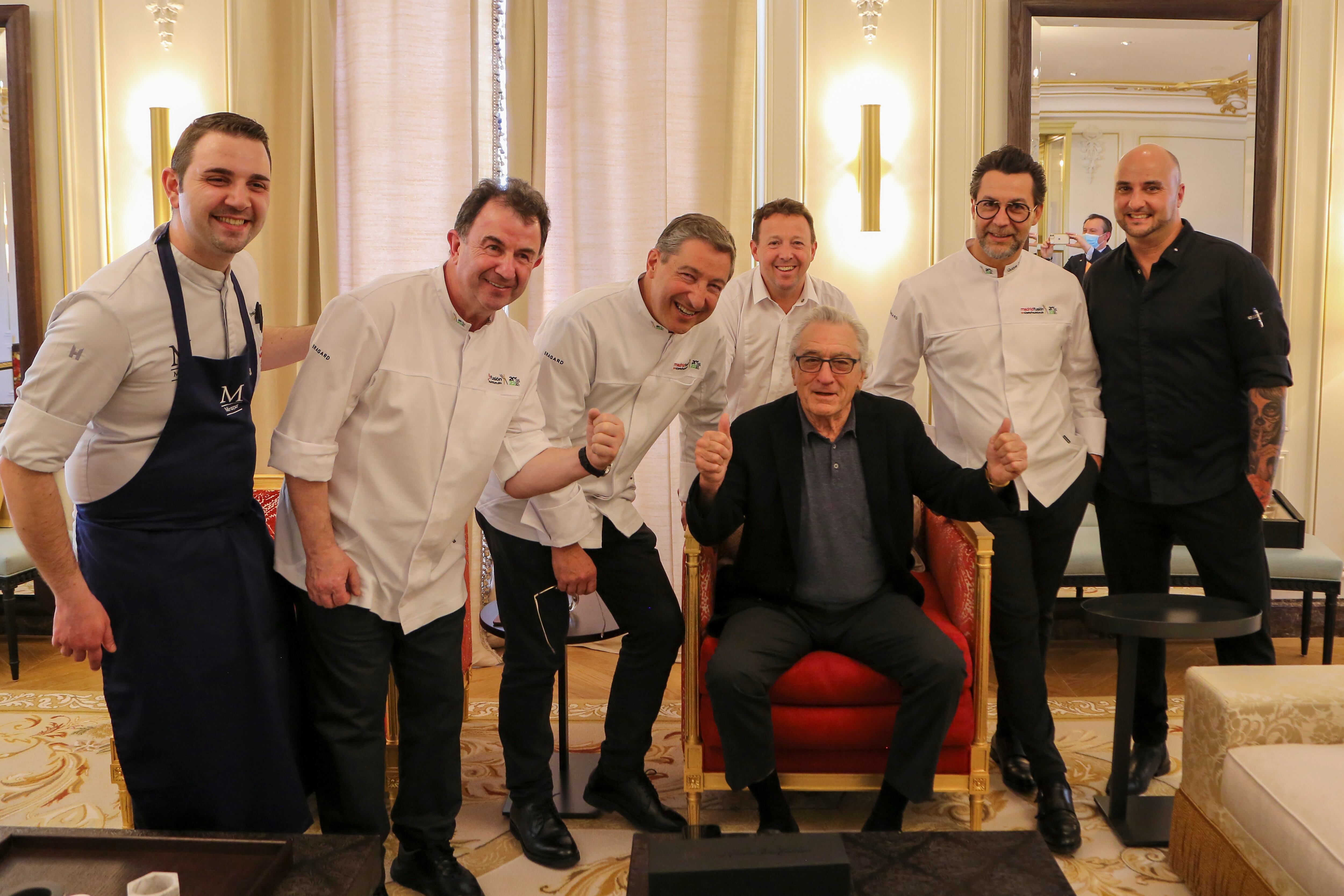 El actor estadounidense Robert De Niro (sentado) posa este martes junto a los chefs encargados de preparar un menú especial para él en el hotel Mandarín Oriental Ritz de Madrid. El actor Robert De Niro y su pareja disfrutarán este martes en Madrid de un especial menú diseñado por Mauro Colagreco, Joan Roca (3i), Quique Dacosta (2d), José Andrés y Martín Berasategui (2i), en pago por aceptar apadrinar el congreso gastronómico Madrid Fusión de 2021