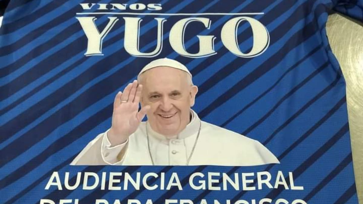 Isabel Celaá recibe a la delegación de la UD Socuéllamos, que espera hablar con el Papa Francisco mañana