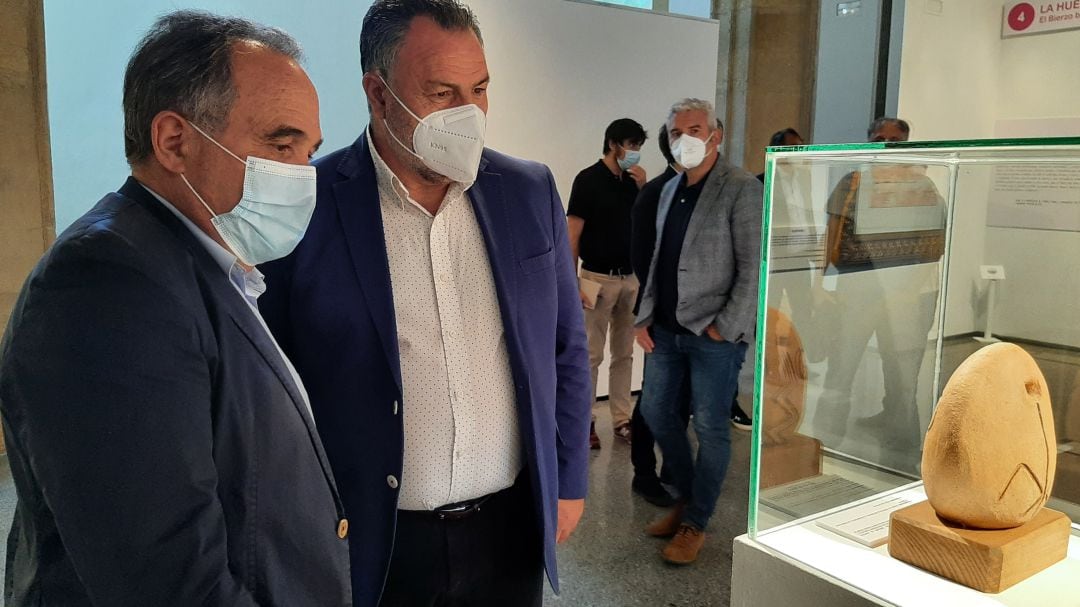 El presidente de la Diputación y el director del museo inauguran la exposición sobre el Bierzo