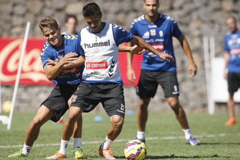 Uli Dávila disputa un balón con Hugo Álvarez