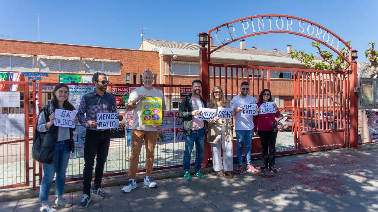 Docentes del CEIP Pintor Sorolla de Elda se han concentrado este jueves a las puertas del centro