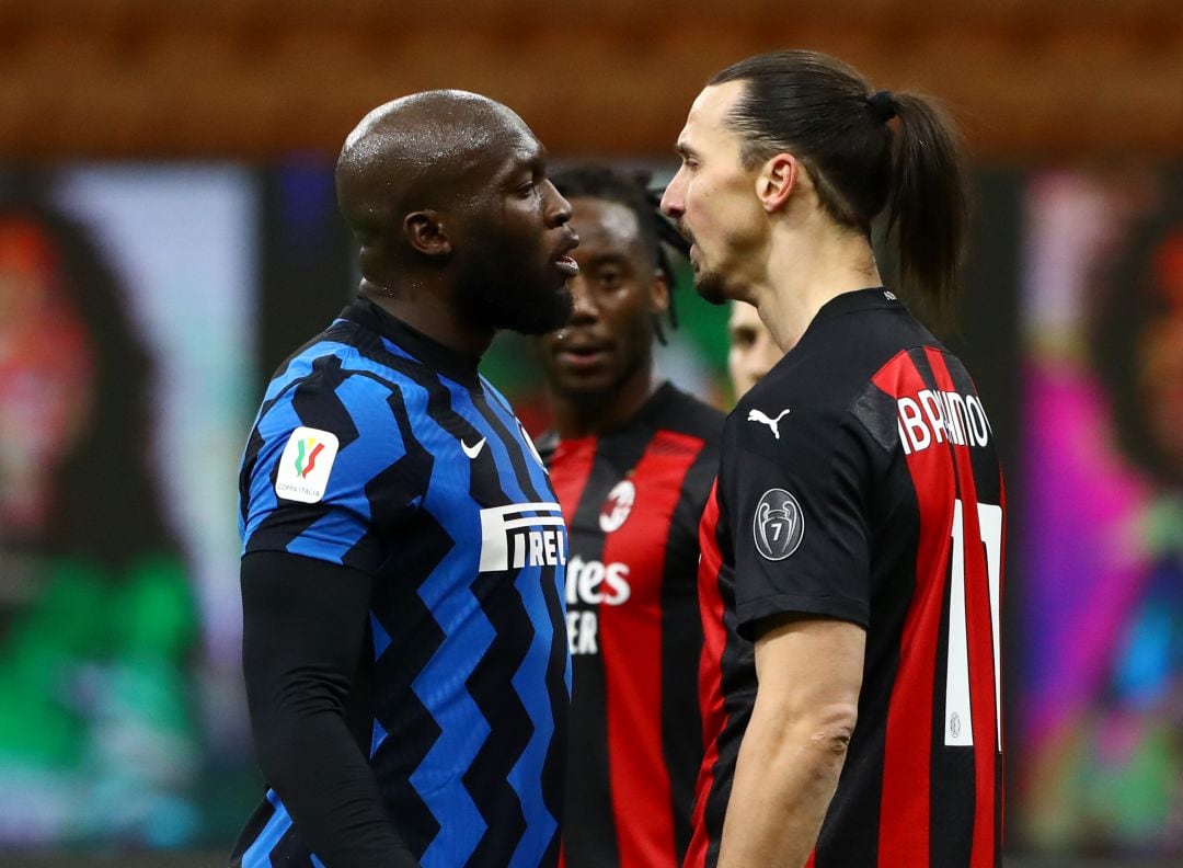 Lukaku e Ibrahimovic se encaran durante el Inter - Milan de Copa. 