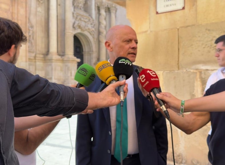 El presidente atiende a los informadores junto a la Basílica de Santa María