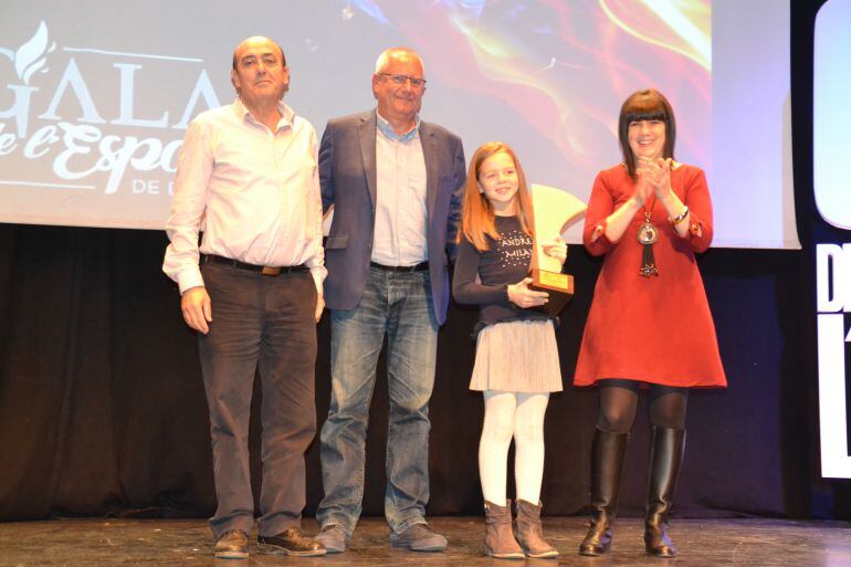 La hermana de Silvia Bordes recogiendo el reconocimiento a la tenista como mejor deportista 2017 de Dénia.