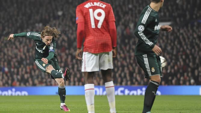 Modric dispara a la puerta de De Gea para hacer el primer gol del Madrid en Old Trafford.