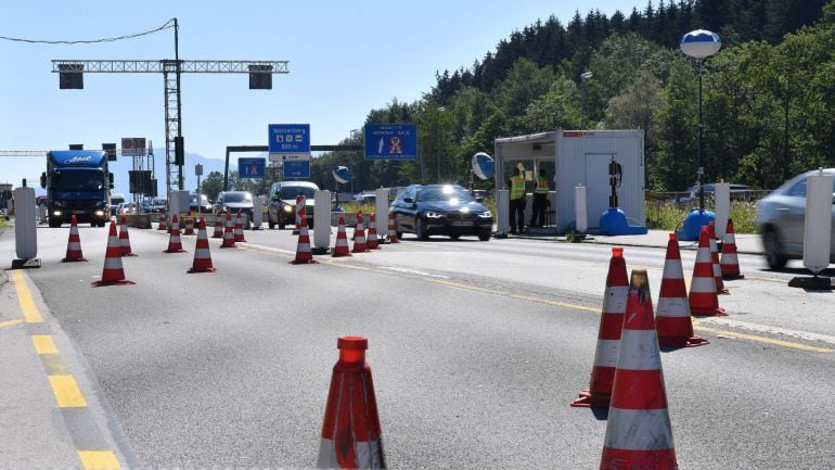 Policías fronterizos realizan controles en la frontera entre Salzburgo (Austria) y Múnich (Alemania) hoy, 2 de julio de 2018. Los controles en la frontera se realizan desde 2016, tras la crisis migratoria en Europa. La cúpula de la Unión Socialcristiana (CSU), el socio bávaro en la coalición de gobierno alemana, ha iniciado la reunión en la que va a decidir si considera suficiente lo acordado en Bruselas en materia migratoria u opta por cerrar las fronteras y desencadenar una crisis en el Ejecutivo alemán