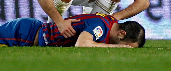 Iniesta se duele en el Camp Nou