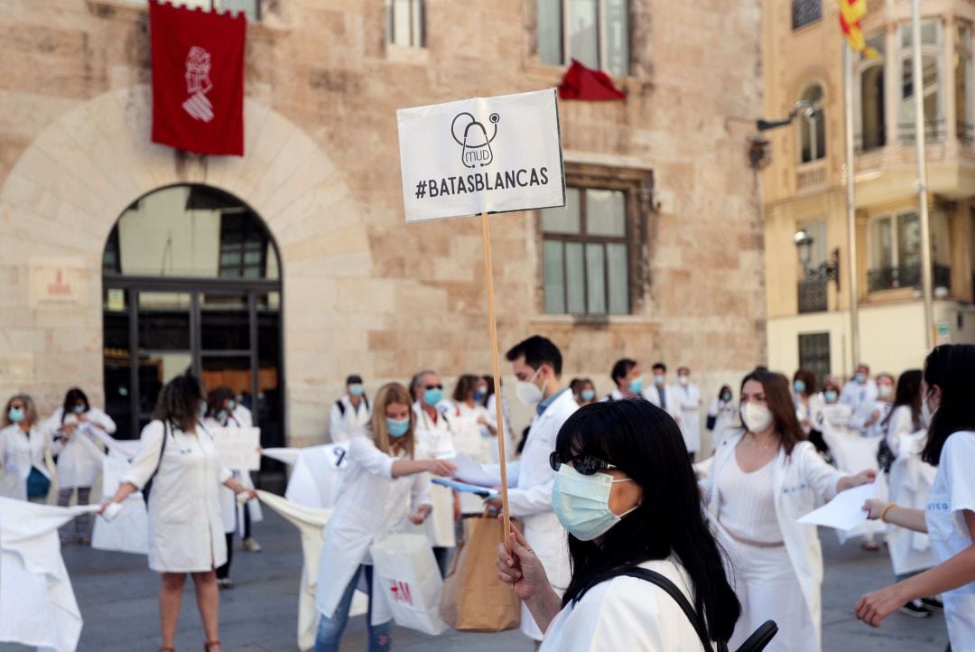 Un centenar de médicos se ha concentrado a las puertas de la Generalitat de València para decir "basta" al menosprecio que sufre el colectivo y a la mala gestión en sanidad y a rendir un homenaje a los compañeros fallecidos a causa del coronavirus durante la pandemia
