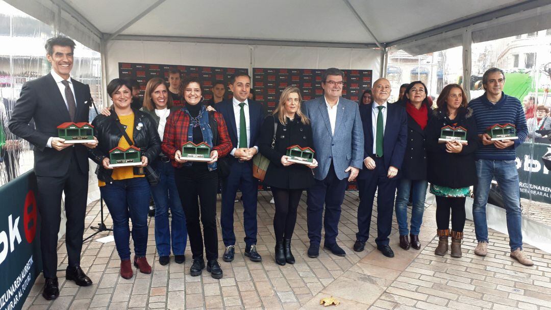 En la apertura del mercado, BBK ha reconocido el trabajo de Askabide, Clara Campoamor, Bagabiltza, Haize Berria y Piper Txuriak