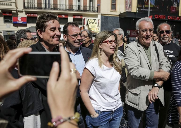 GRA081. MADRID, 19/05/2015.- Los candidatos de IU a la Comunidad y al Ayuntamiento de Madrid, Luis García Montero (i) y Raquel López (3i), acompañados por el coordinador general de IU, Cayo Lara (2d), se han reunido en la céntrica plaza de Callao con un n