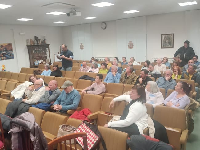 La mayor parte de los asistentes al pleno eran vecinos de las obras de los bloques, con su portavoz, Alberto Cermeño, en un momento de su intervención
