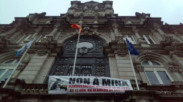 Pancarta en María Pita contra la Mina de Touro