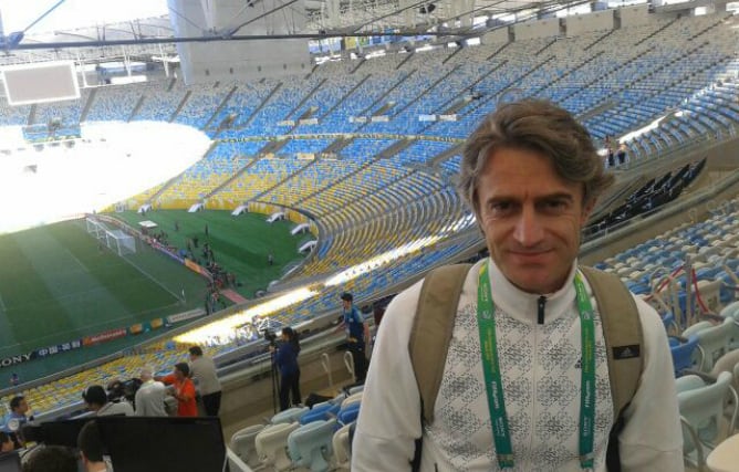 El periodista de la SER Javier Herráez, en la grada del estadio de Maracaná en un partido de "la Roja"